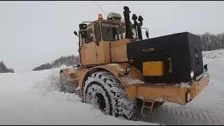 Трактор Кировец. То метель, то лёд. Не вылезаю из трактора.