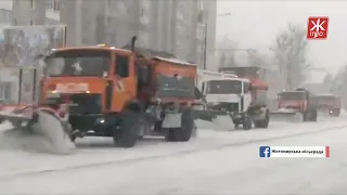 ​Влада Житомира запевняє, що у місті працює снігоприбиральна техніка, а дороги посипають
