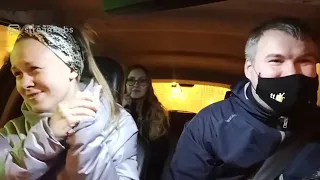 Девушка поет в такси на украинском