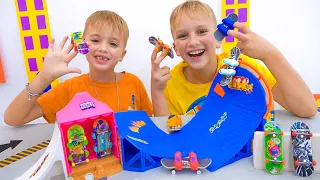 Vlad und Niki haben Spaß mit Hot Wheels Skate-Griffbrettern und Spielsets