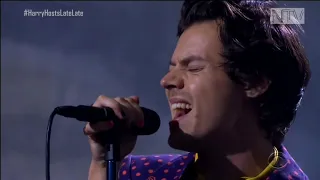 Harry Styles canta 'Adore You' na sua apresentação especial do 'The Late Late Show'