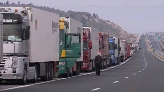 Bulgarian truckers seal Greece border with counter-blockade (2)
