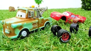 Storm cambió los neumáticos de Rayo McQueen. Coches de juguete para niños.