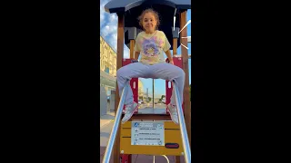 Giulia torna al parco giochi gigante e prova lo scivolo invisibile con mamma! #shorts