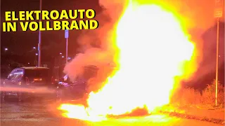 [E-AUTO IN VOLLBRAND] - Akkus reagierten | Flammen & starke Rauchentwicklung | Feuerwehr Langenfeld