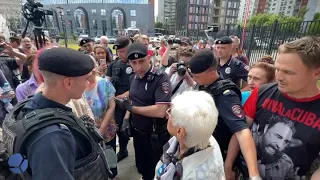Полиция накинулись на бабушку с сумкой "нет войне!"