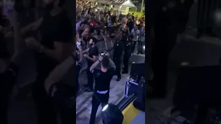 Impressionante, Gustavo Lima desce do palco para dar atenção aos fãs. #shorts