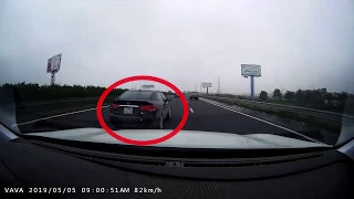Stupid driver does not turn on the light when changing lanes