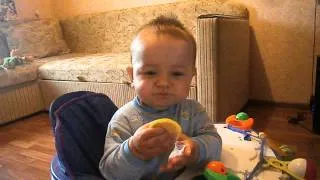 ребёнок ест лимон (угар)