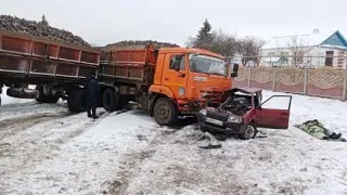 Серьёзное дтп под Ливнами 23.11.2020 столкнулись отечественный автомобиль и КаМАз