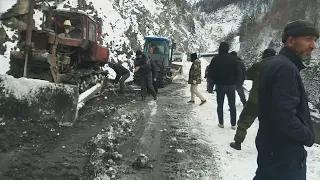 Машина опрокинулась вниз в речку в горах Дагестана