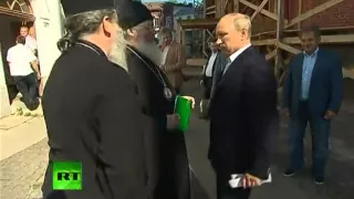 Поп попытался поцеловать руку Путину