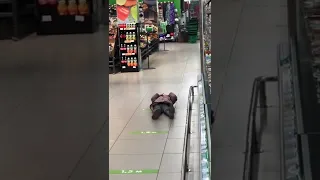 Это вообще нормально, что ребёнок посреди магазина на полу валяется!? 😱 …и это моя дочь 😅