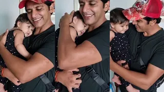 Karanvir Bohra Daughter Gia Vanessa Cutely Hugging Him On Daughter's Day
