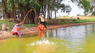 Fishing Video || Learning fishing techniques from village ladies will be useful in future