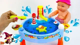 🌴 LA BEBE JUEGA en la PISCINA con JUGUETES de AGUA 💦