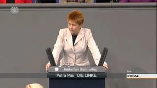 Petra Pau, DIE LINKE: Verfassungsschutz: auflösen, nicht adeln