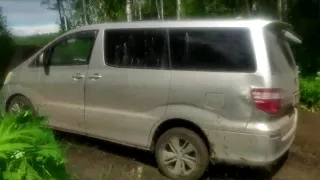 Toyota Alphard 3.0 по грязи после дождя/Бездорожье