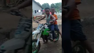 Anak kecil naik motor cross