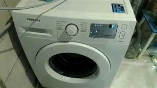 Стиральная машина Samsung WW60J3283LW. Загрузка стиральной машины.