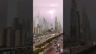 Fuerte TORMENTA hace TEMBLAR a Dubai ⛈️🏙️