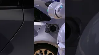 Benzin quyib beradigan robot