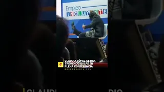 La alcaldesa Claudia López se cayó en plena conferencia  #videorisa #claudialopez