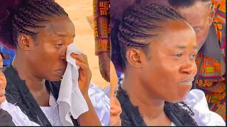 Singer Osinachi's Twin Sister Shake Her Head In Tears Seeing Her Sister Inside coffin At Her Burial