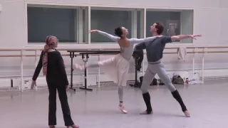 Nehemiah Kish and Hikaru Kobayashi in rehearsals for La Bayadère (The Royal Ballet)