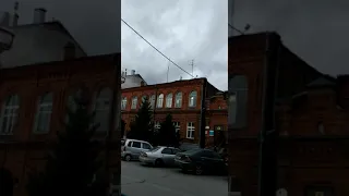 Порывы ветра треплют крышу дома № 41 на Коммунистической