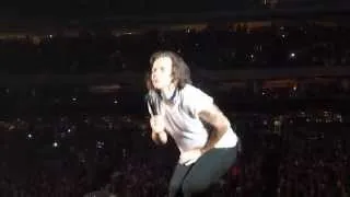 Harry Styles imitates a fan and ask her if she needs to wee....