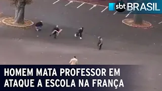 Homem mata professor a facadas em ataque a escola na França | SBT Brasil (13/10/23)