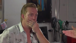 Josh Homme doesn't know how to play the guitar