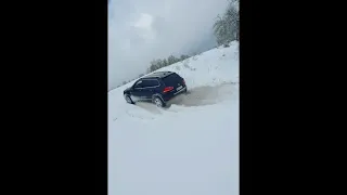 Купил туарега , о санках забыл!  Touareg зимой в снегу.