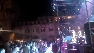 Sting e Shaggy ad Ascoli, il giamaicano invita la folla a cantare "Message in a Bottle"