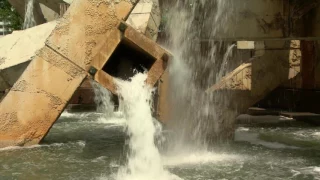 Футаж. Вода вытекающая из фонтана
