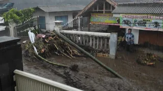 Flash floods sink Kota Batu, East Java, Indonesia 🇮🇩 November 4 2021 Banjir