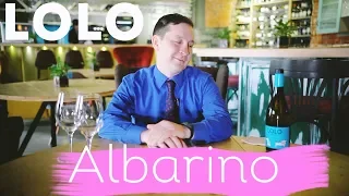 Сева дегустирует вино Lolo Albarino Rias Baixas DO 2017