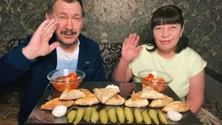 МУКБАНГ пирожки с мясом и с печенью | MUKBANG pies with meat and liver