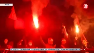 Автопробіг "Майдан-Феофанія": Зеленському привезли асфальт, озвучили вимоги і запалили фаєри