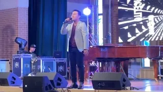 Marcelito Pomoy sings Perfect with Italian version in Northwest Arkansas Concert