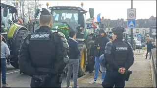 French police block over 200 tractors on way to Rungis market | AFP