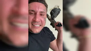 CUBA: cantante regala armas (Osmani García)