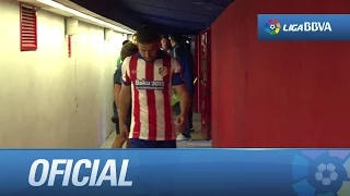 Atlético de Madrid y FC Barcelona concentrados en el túnel y saltando al Calderón