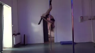 Смена ног в верх ногами на динамике. Pole dance by Olesya Tyurkina.