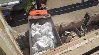 Погрузка строительного мусора в самосвал