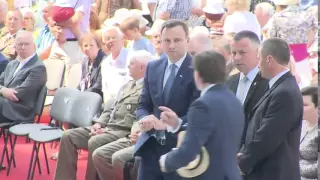 Prezydent elekt Andrzej Duda ratuje hostię w czasie Mszy Św. w Wilanowie