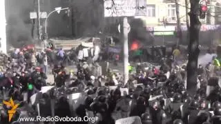 ▶ Киев Бои на Шелковичной Митингующие взяли верх 18 02 2014 Драка Беркут Майдан Столкновения Y