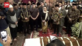 Jokowi Melayat dan Ikut Salatkan Jenazah Mooryati Soedibyo