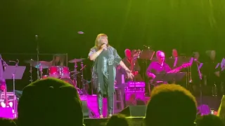 Deniece Williams performs Let’s Hear It For The Boy LIVE